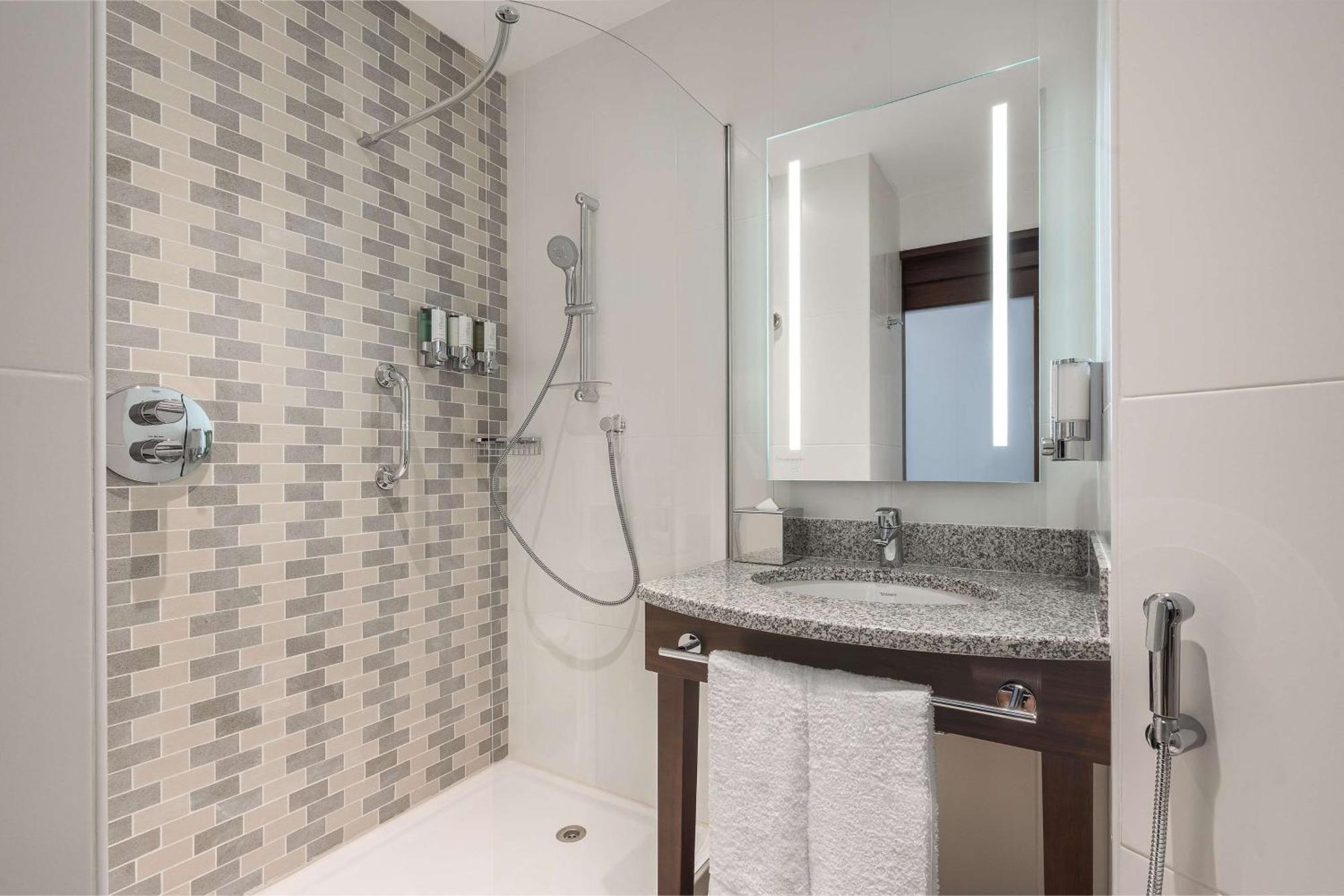 Hampton By Hilton Dubai Al Barsha Hotel Екстериор снимка